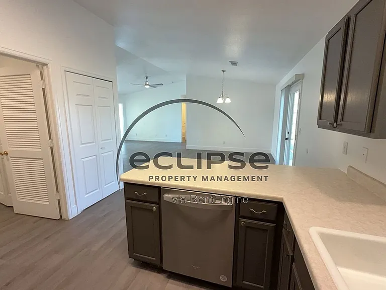 560 Huntington Point Ln — Photo 17