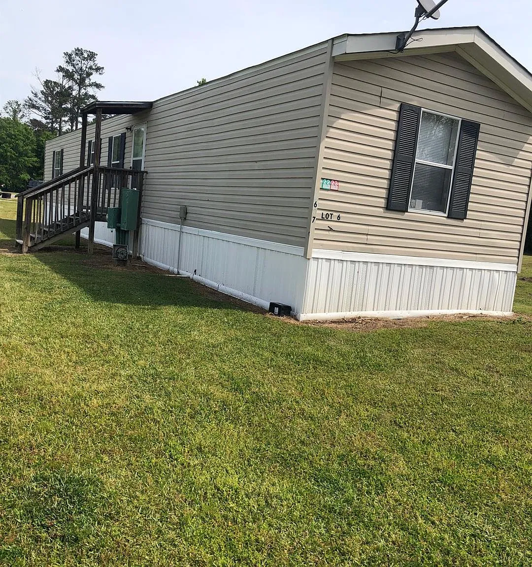 3 bed, $995 — Photo 1