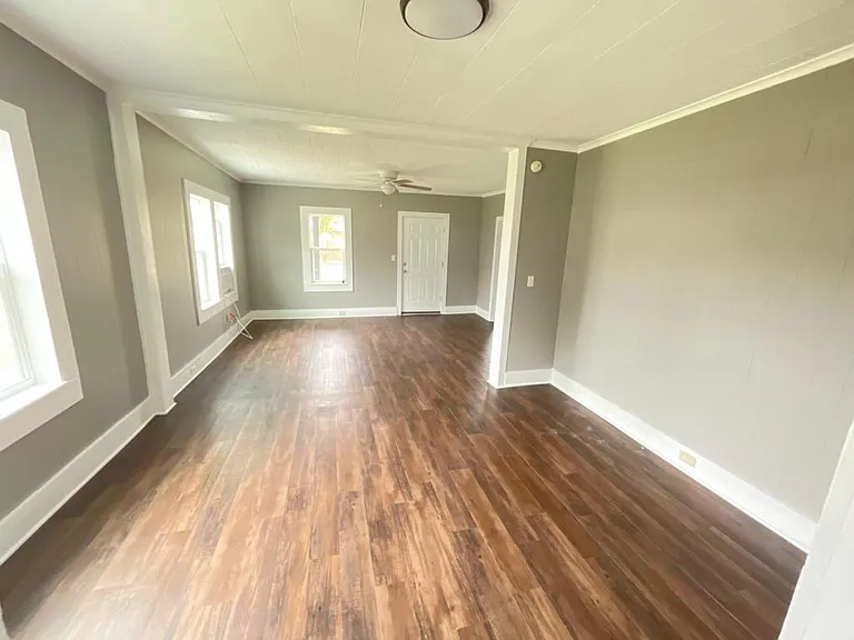 110 S Laurel St — Photo 4
