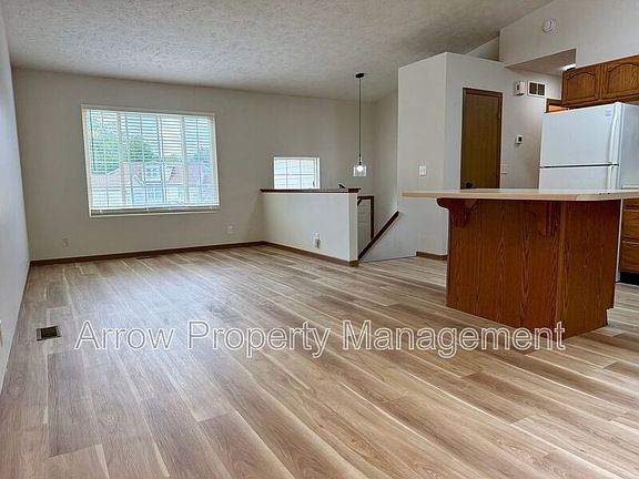 5th image of 202 W Irving St