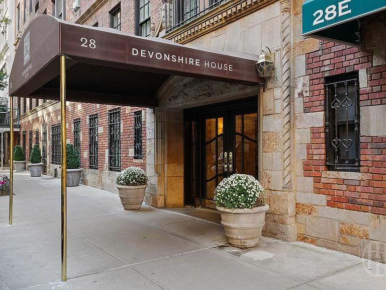 28 E 10th St #10B — Photo 15