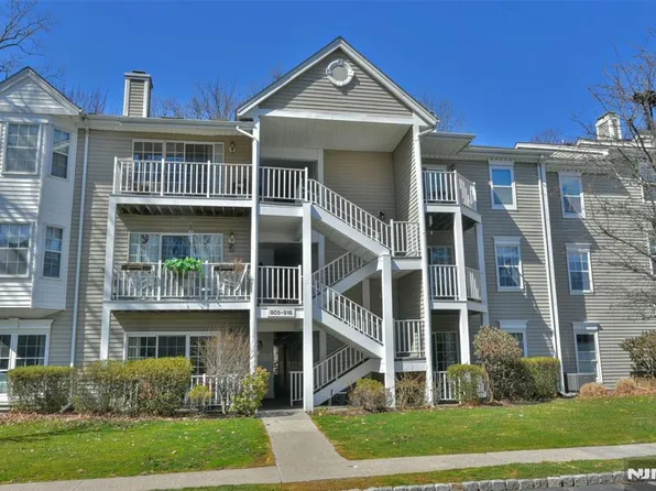 909 Tuliptree Ct, Mahwah, NJ 07430