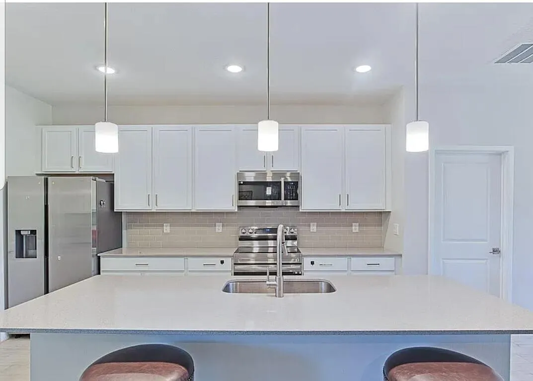 3 bed, 2.0 bath, 1957 sqft, $2,100 — Photo 4