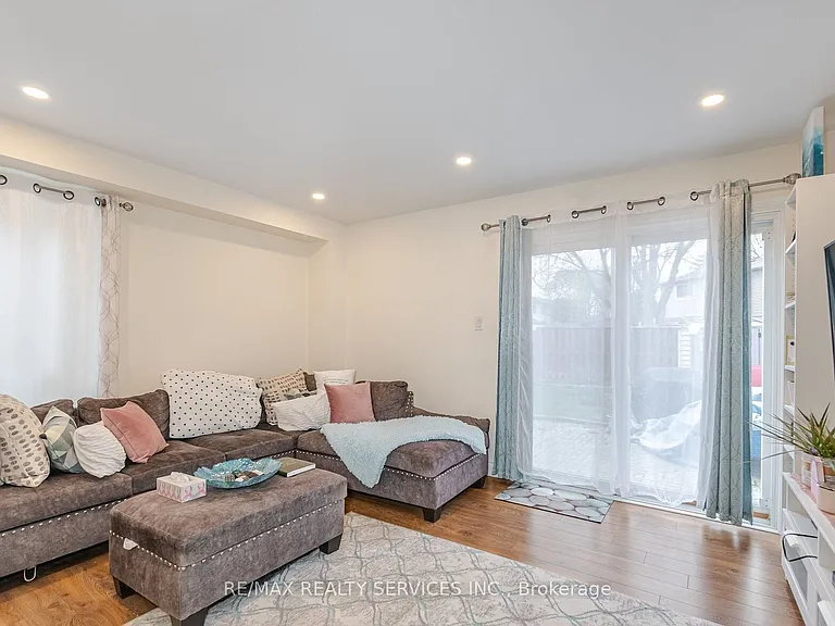 9 Hawkins Ct — Photo 2