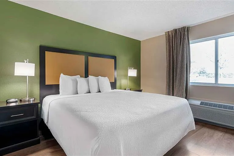 1 Bedroom Suite - 1 King Bed