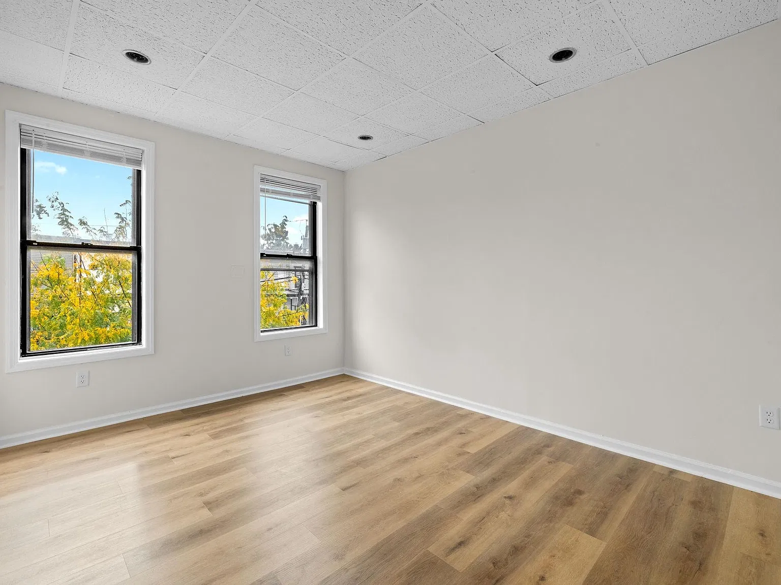 3 bed, 1.0 bath, 708 sqft, $1,990 — Photo 2