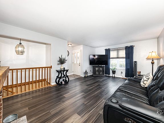 5th image of 207 Maplewood Dr