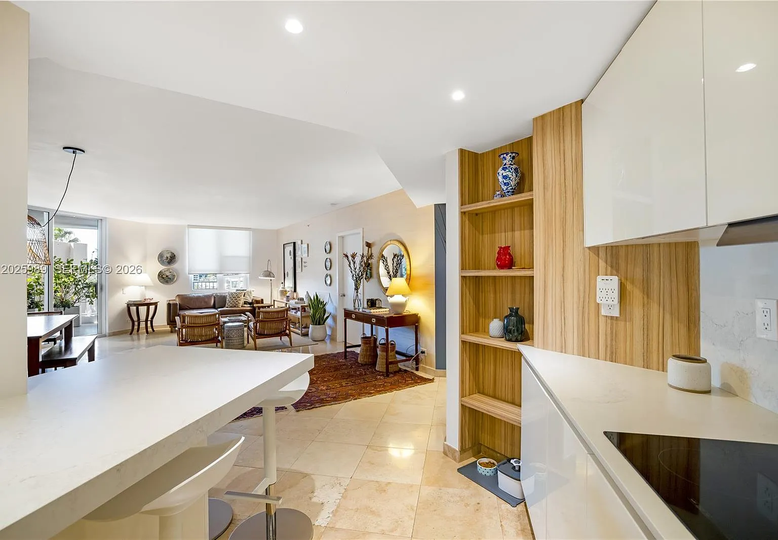 Courvoisier Courts Condo — Photo 1
