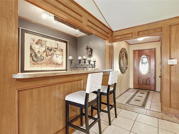 4th image of 1208 Hillcrest Dr