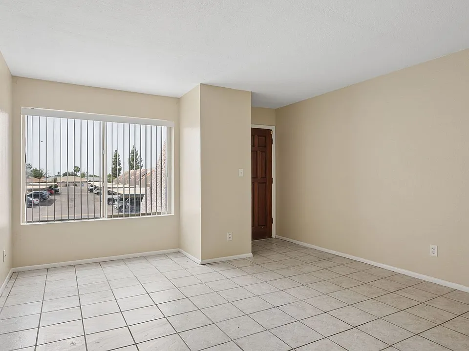 1927 E Hampton Ave #216