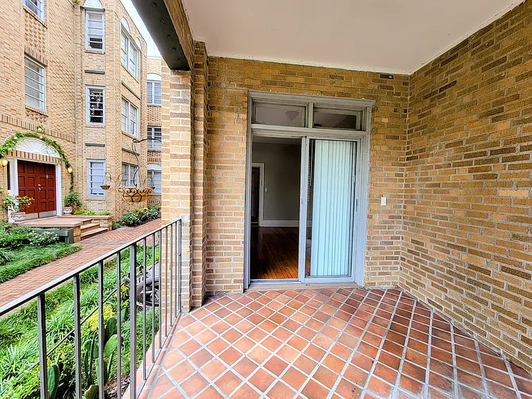 2833 Herschel St #14 — Photo 12