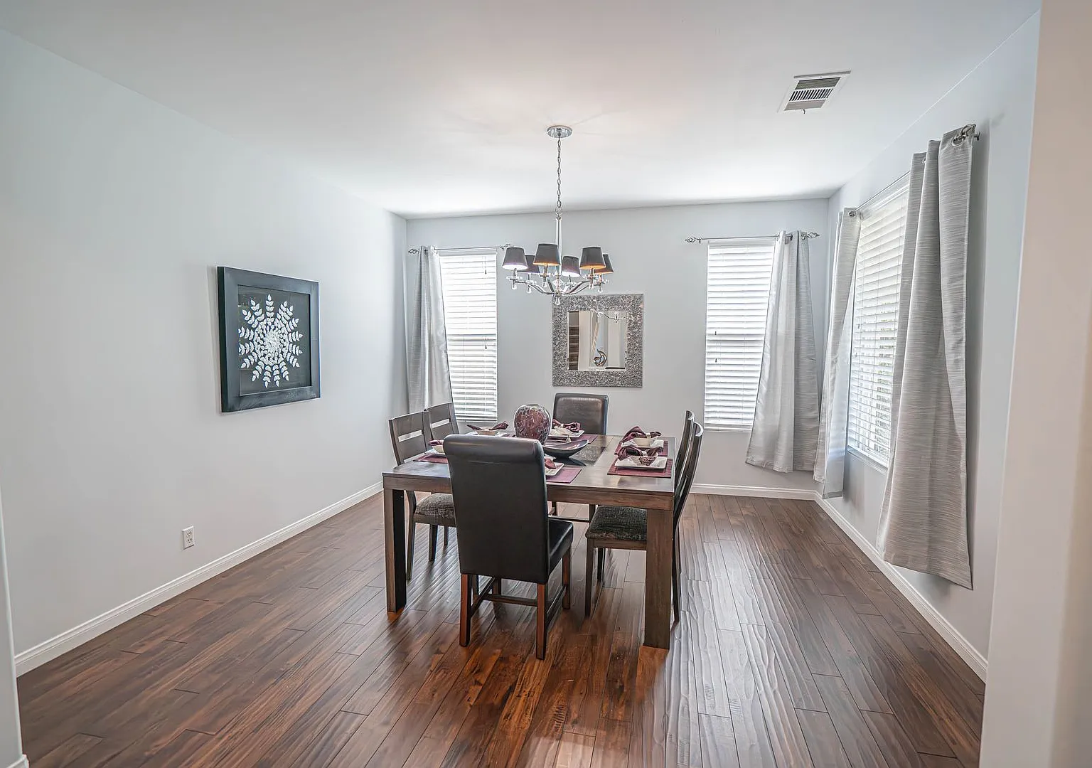 Fully Furnished House - Short Term Lease - Month to Month - Most utilities Included — Photo 3