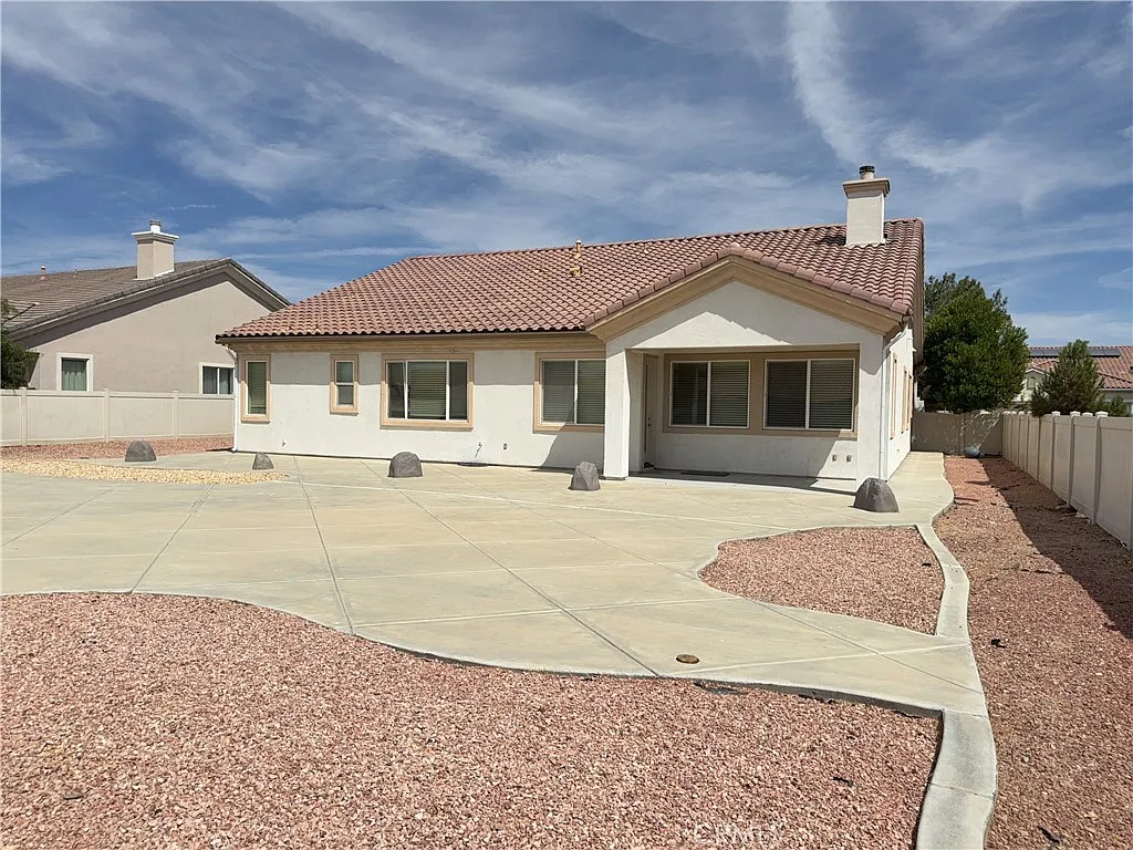 5 bed, 2618 sqft, $2,995 — Photo 3
