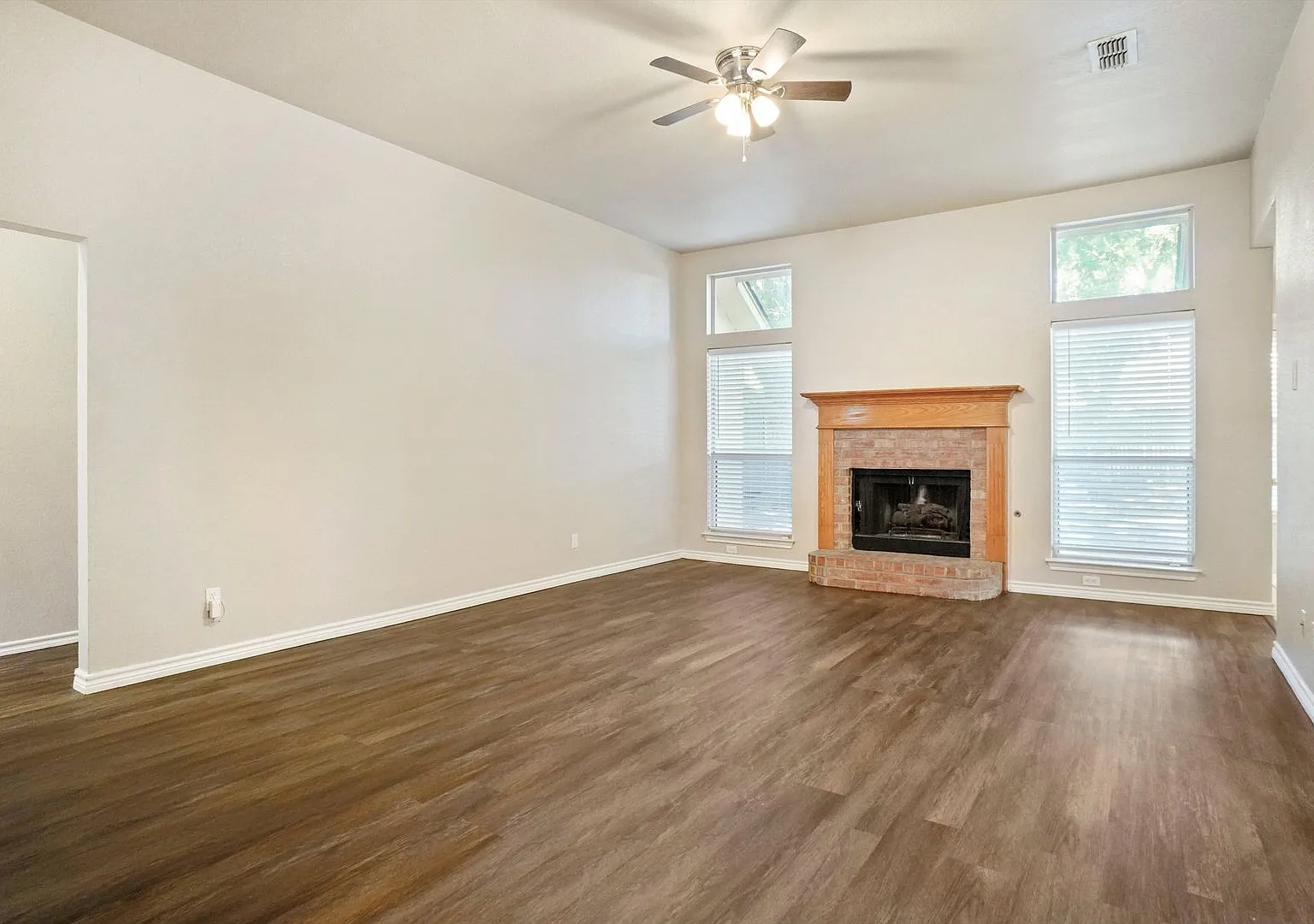 Spacious 3/2/2 For Lease — Photo 3