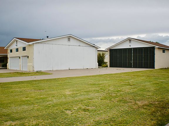 3rd image of 300 Luscombe Ln