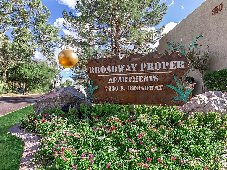 Broadway Proper Apartment ** One Month Free**W/D Included — Photo 48