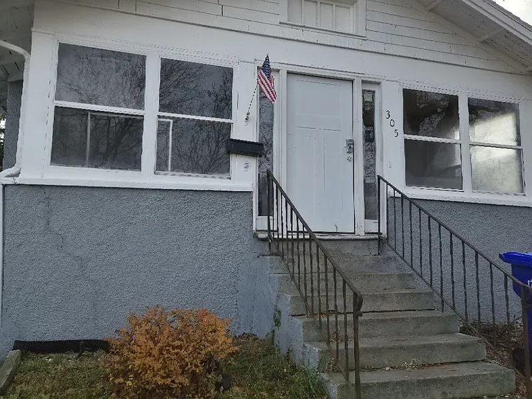 305 5th Ave SE — Photo 1