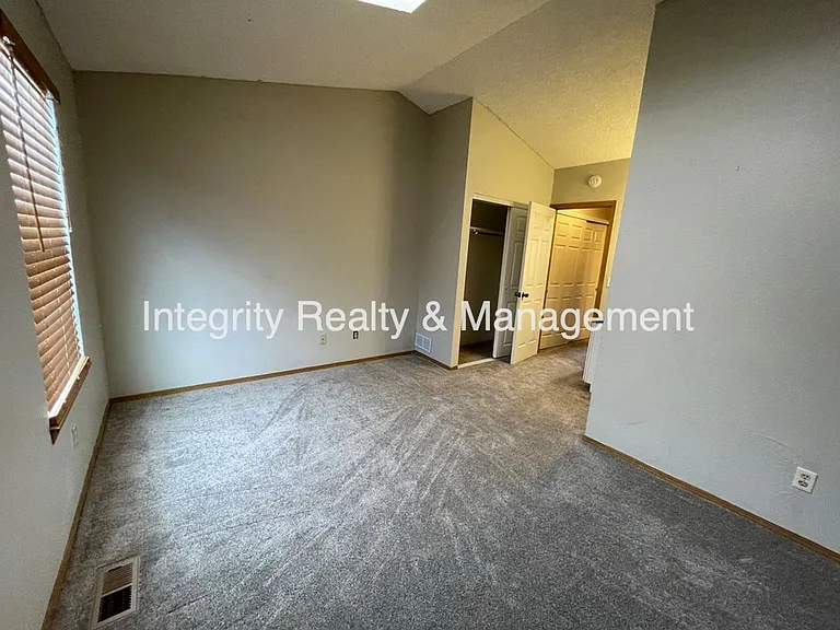 2626 E Nichols Cir — Photo 13