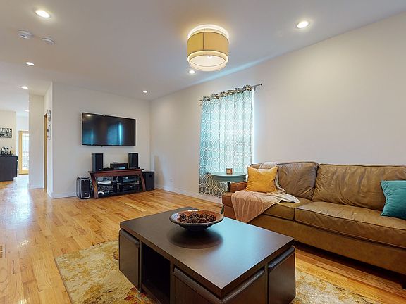 5th image of 3545 N Natoma Ave
