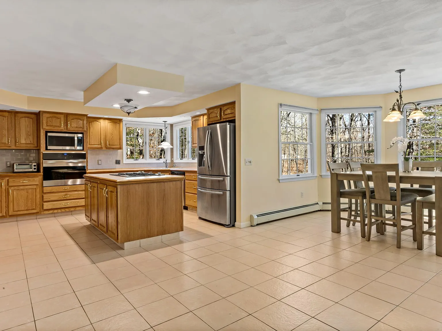 6 bed, 4.5 bath, 4966 sqft, $5,000 — Photo 3