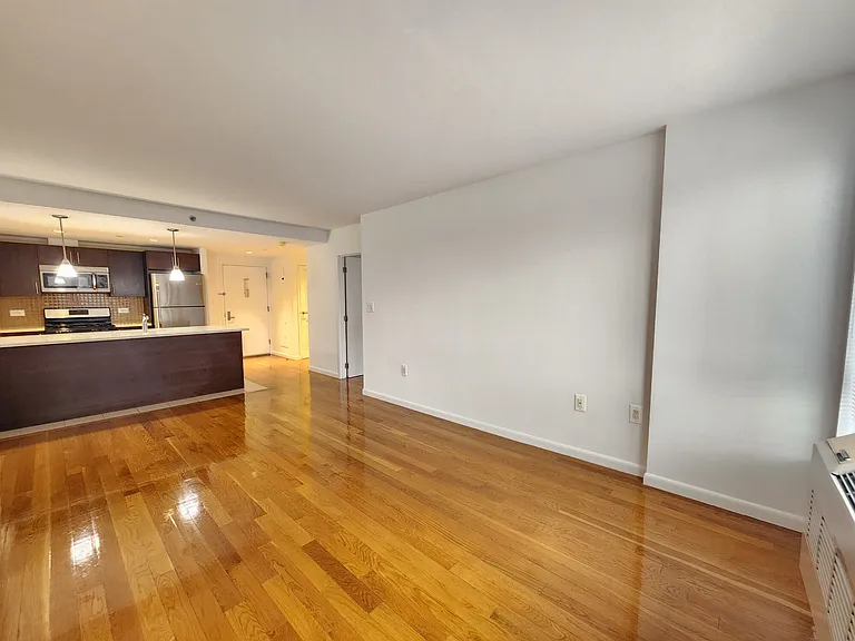 2638 21st St #9H — Photo 5
