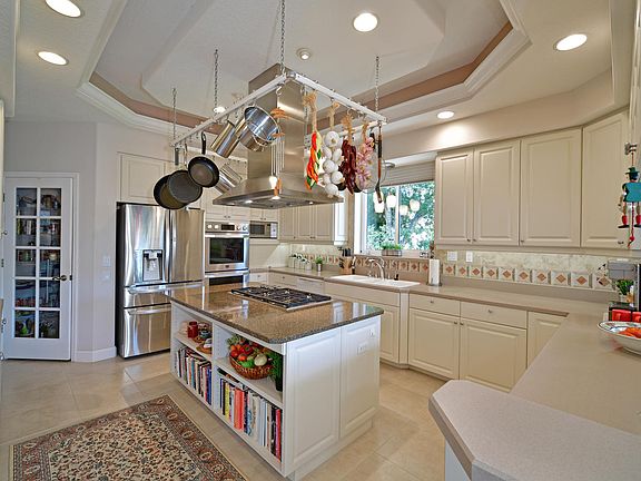 Kitchen w/ stainless appl.