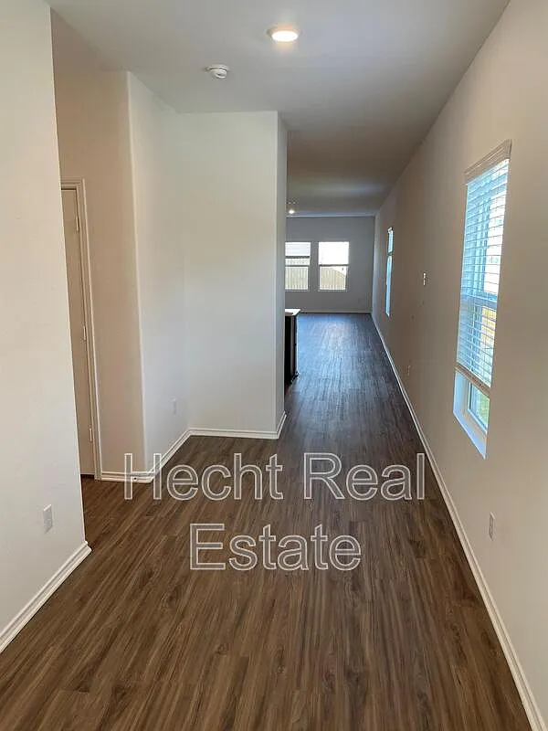 4 bed, 2.0 bath, 1627 sqft, $1,700 — Photo 4