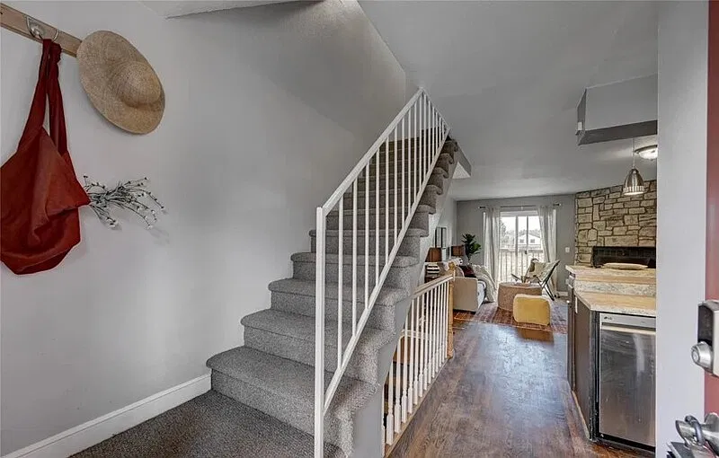 3 bed, 2.0 bath, 1274 sqft, $2,500 — Photo 3