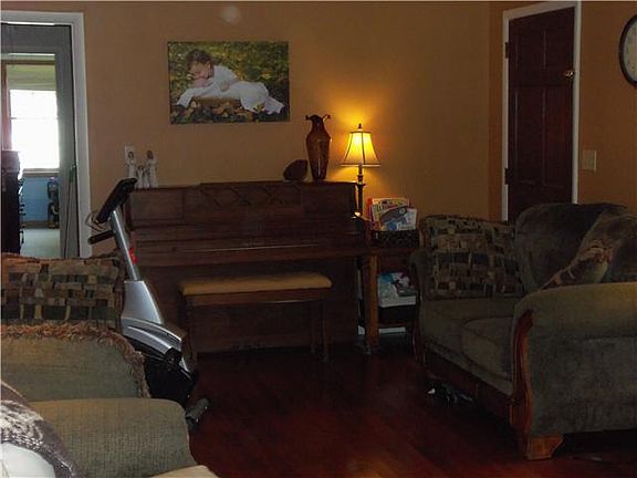 4th image of 81 Fair Oak Ln