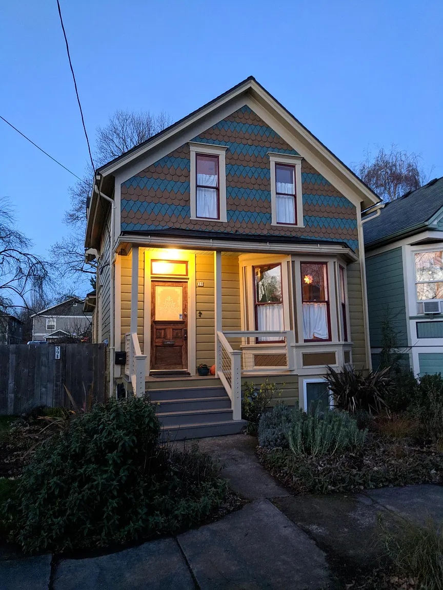 39 NE Thompson St #A photo 1