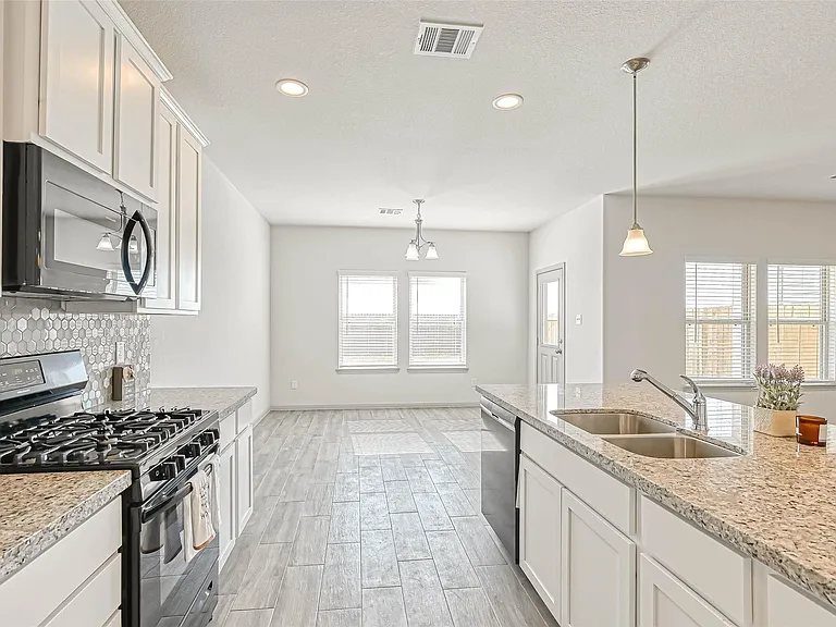 7910 Cypress Country Dr — Photo 16