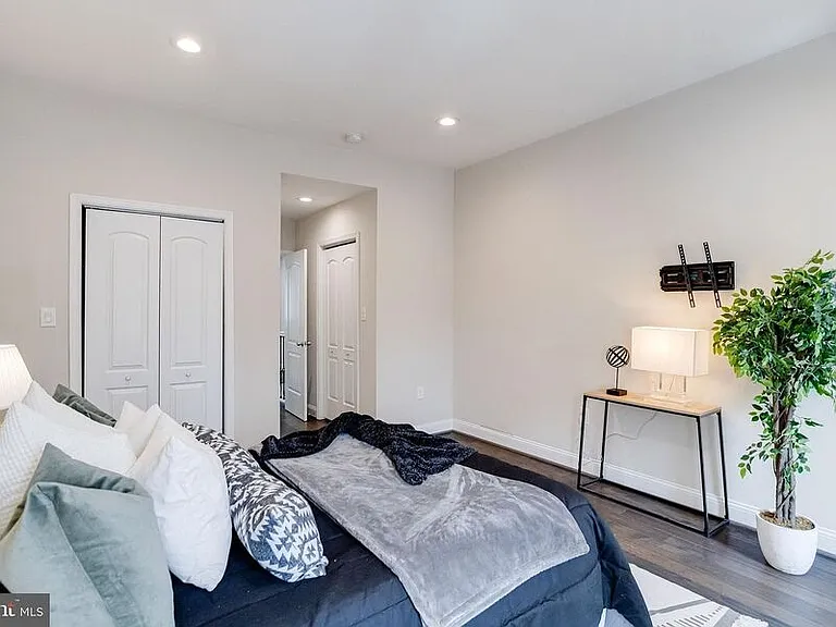 442 N Linwood Ave — Photo 17
