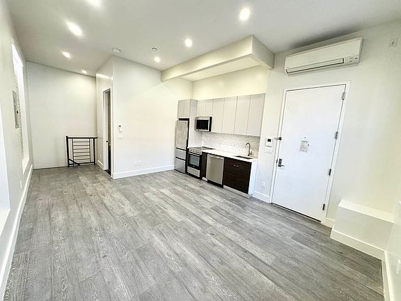 3rd image of 446 Gates Ave APT 1A