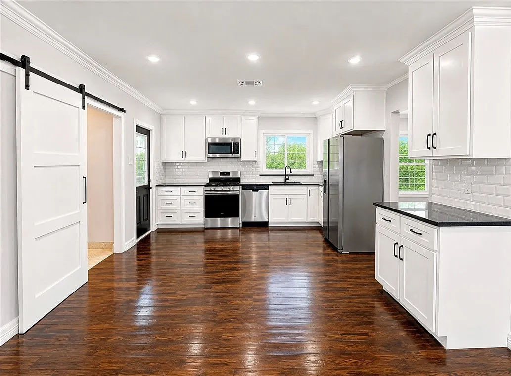 3 bed, 3.0 bath, 1947 sqft, $2,550 — Photo 4