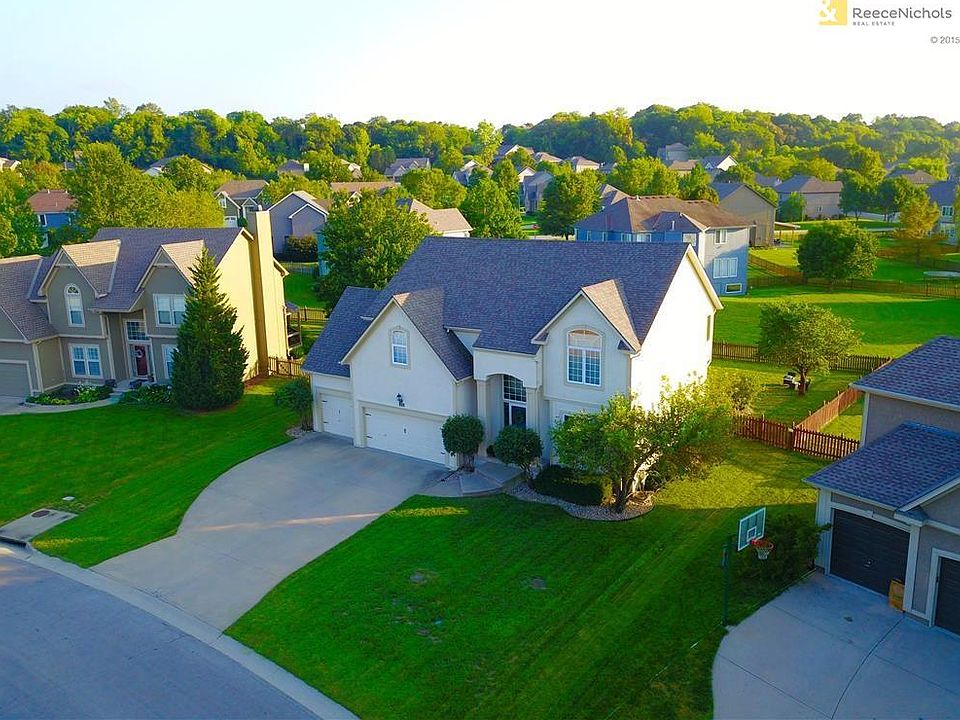 1st image of 405 NE Emerald Dr