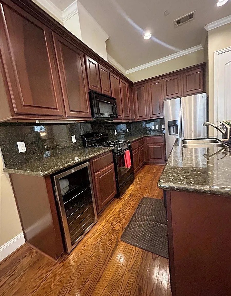 3 bed, 2.5 bath, 1666 sqft, $2,250 — Photo 3