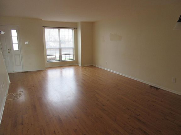 4th image of 32 Greenridge Cir