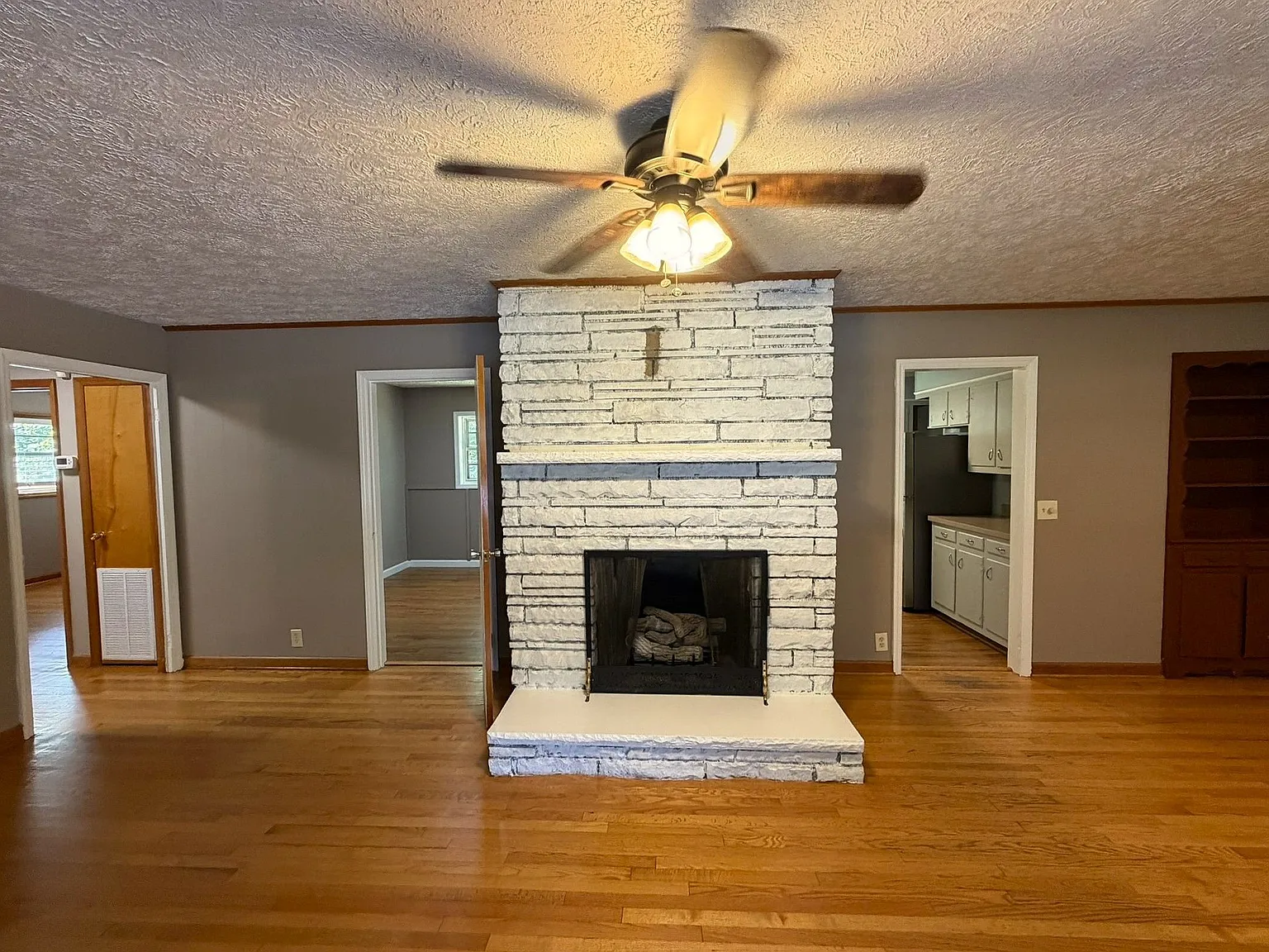 3 bed, 2.0 bath, 3032 sqft, $1,800 — Photo 2