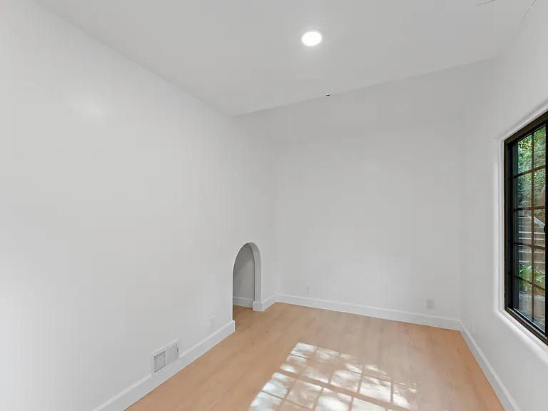 1800 Benedict Canyon Dr — Photo 16