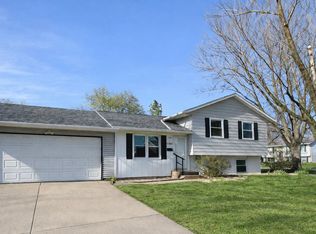 1798 Tam O Shanter Dr, Bettendorf, IA