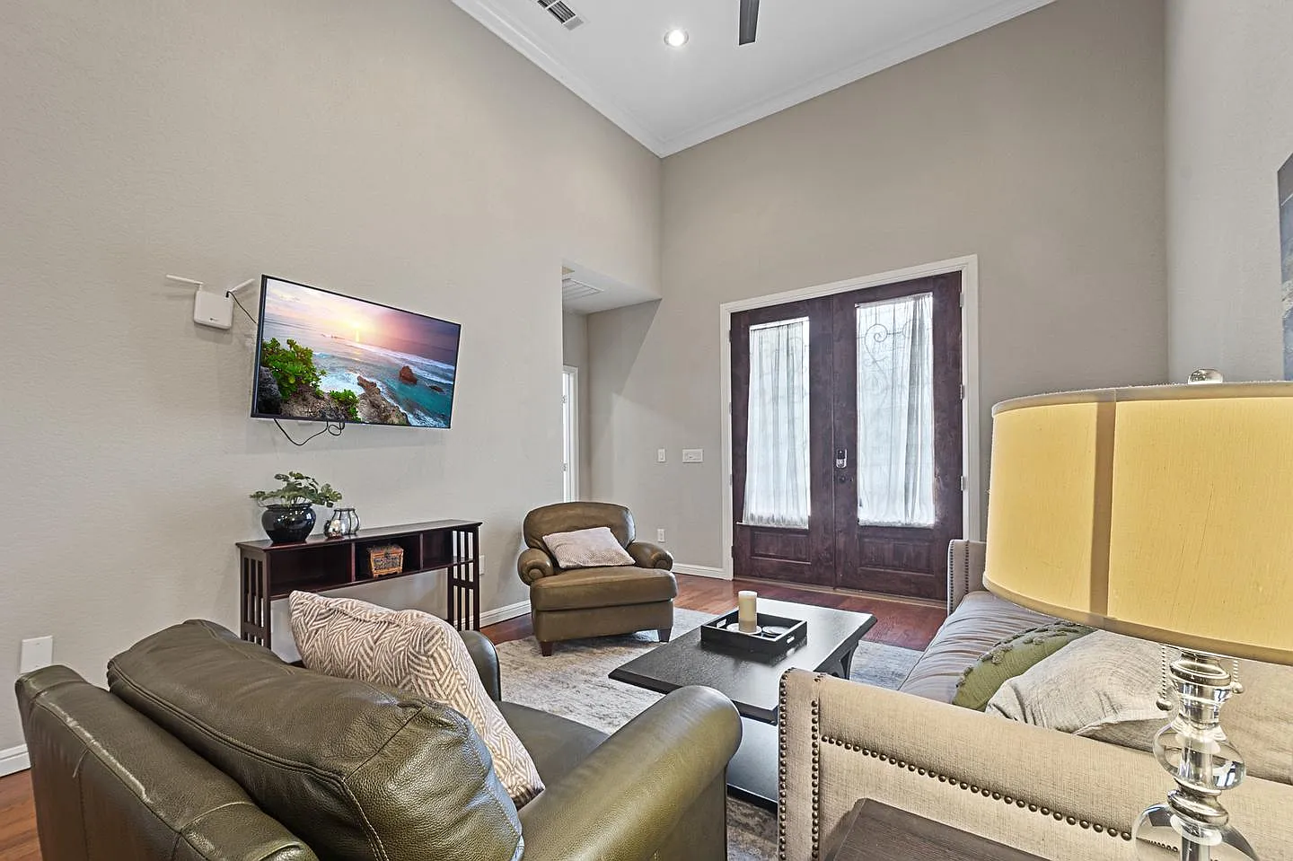 Delightful Grand Prairie home with a charming backyard — Photo 1
