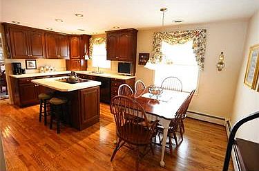 Eat-In-Kitchen