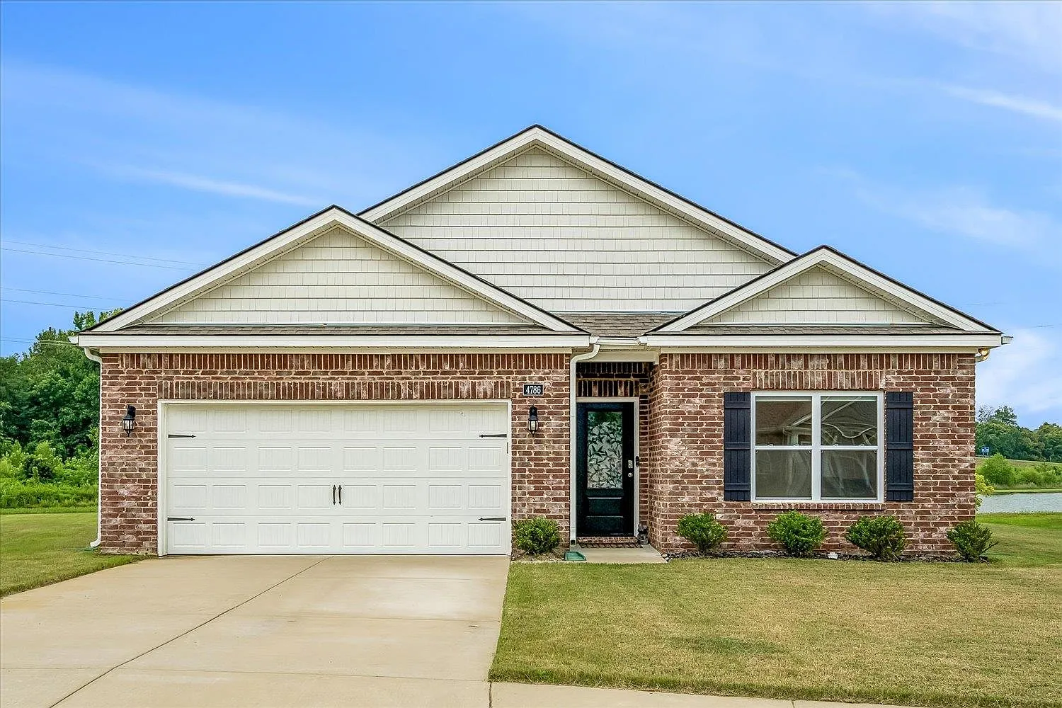 4 bed, 2.0 bath, 1833 sqft, $2,100 — Photo 1