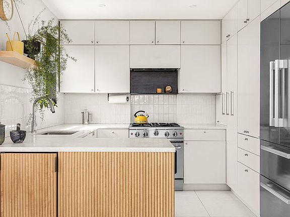 3rd image of 34 Plaza St E APT 809