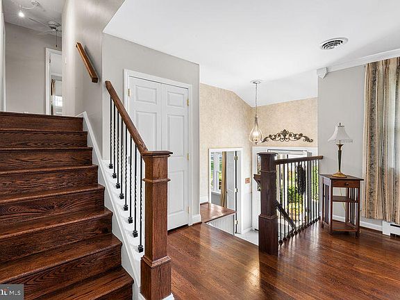 4th image of 1221 Pecksniff Rd