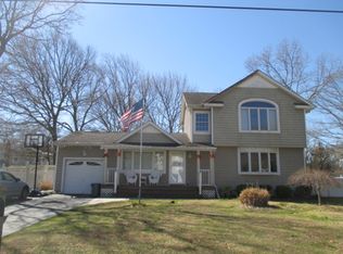 34 Hampton Ave, Mastic, NY 11950