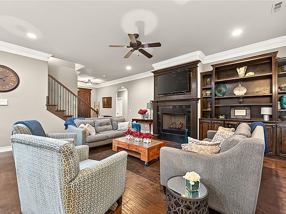 3rd image of 907 SW Glen Arbor Ave