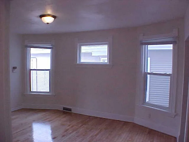219 E Mifflin St — Photo 6