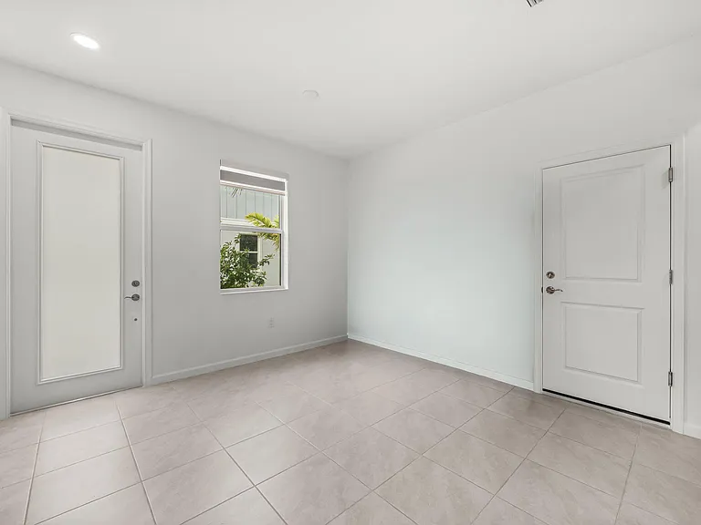4440 Longwood Lake Sq — Photo 14