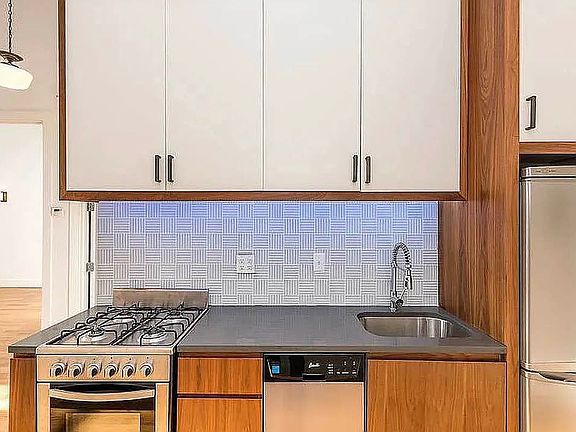 3rd image of 949 Willoughby Ave APT 210